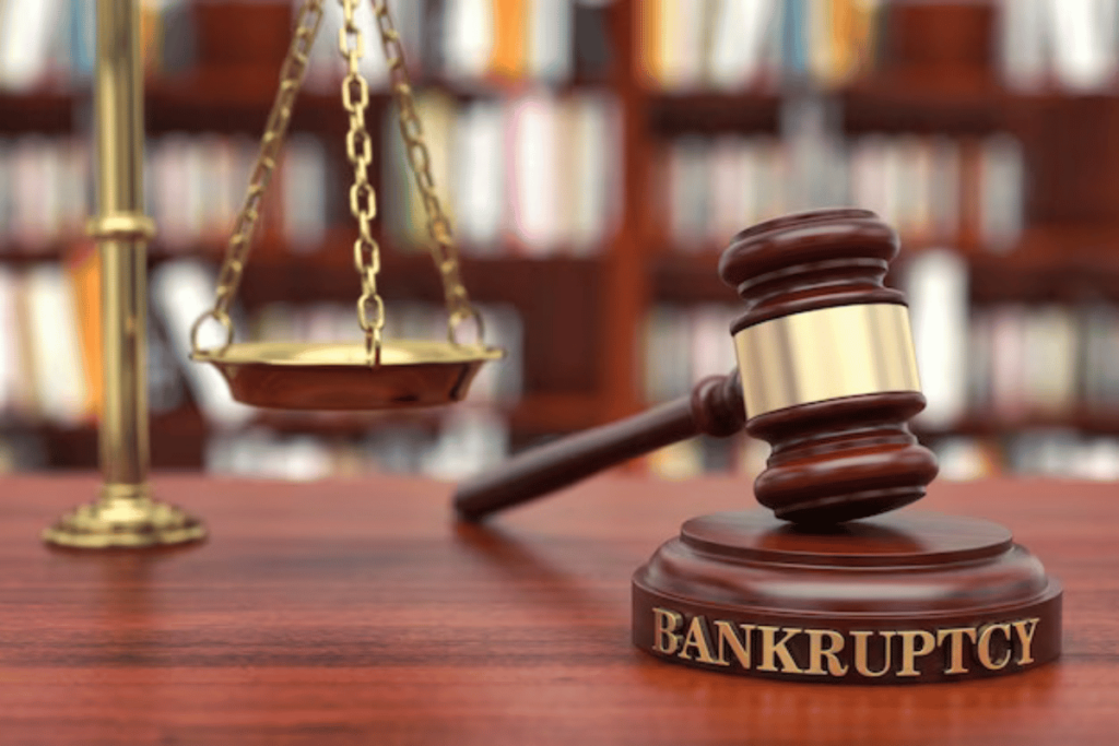 A courtroom and the scales of justice symbolize the legal scrutiny of bankruptcy in the context of payday loans.